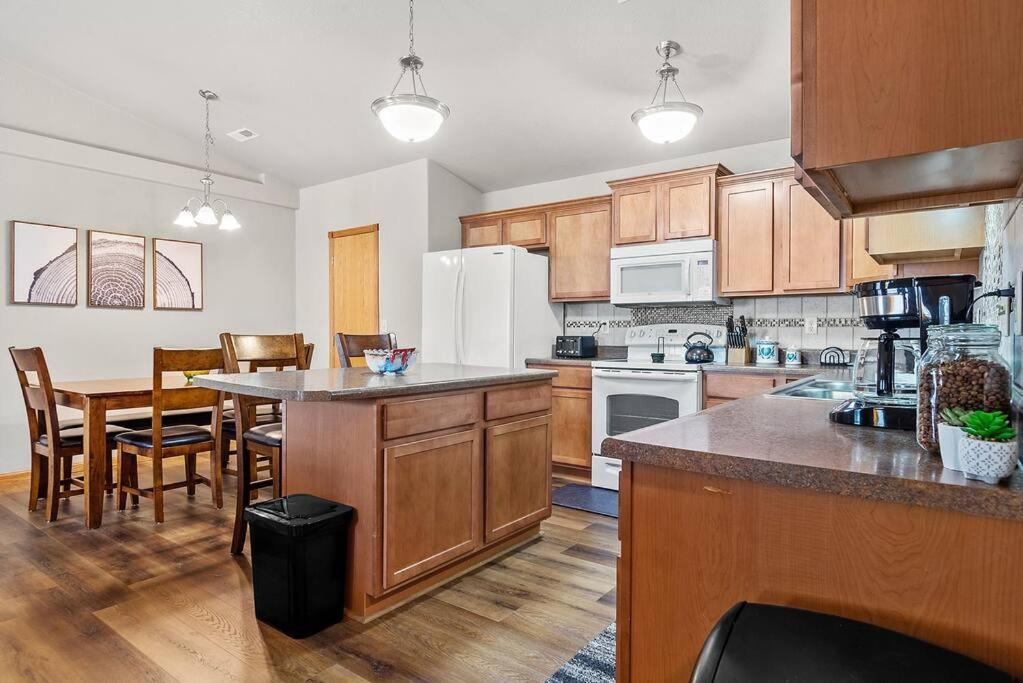 래피드시티 Convenient Townhouse - Near Airport 빌라 외부 사진