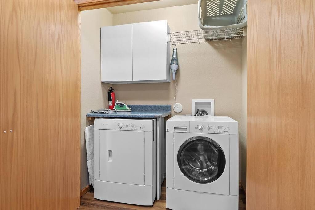 래피드시티 Convenient Townhouse - Near Airport 빌라 외부 사진