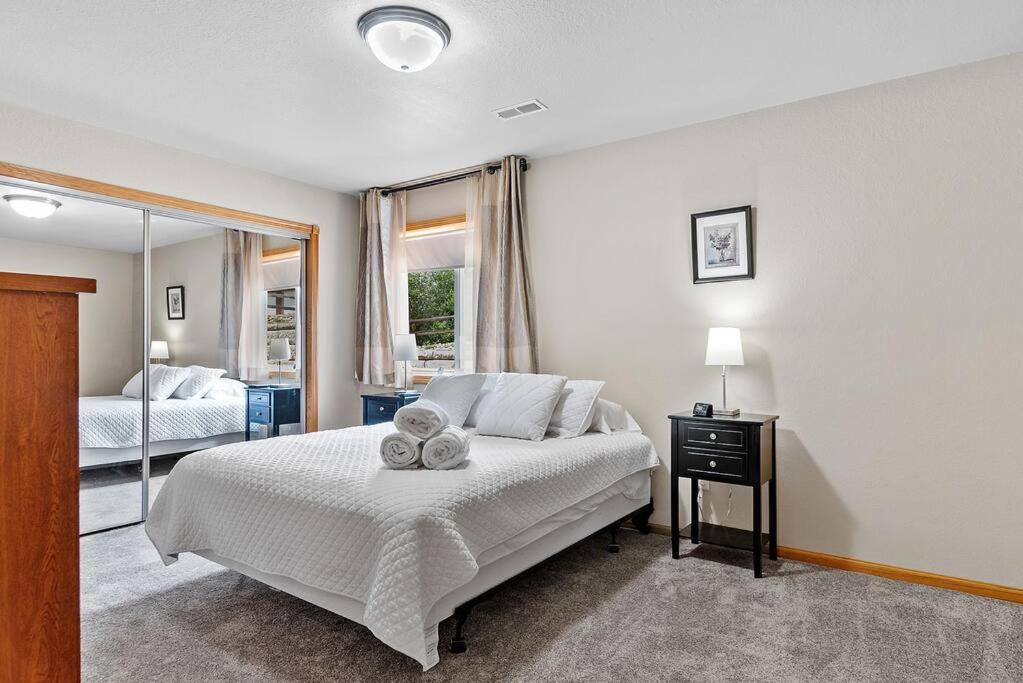 래피드시티 Convenient Townhouse - Near Airport 빌라 외부 사진