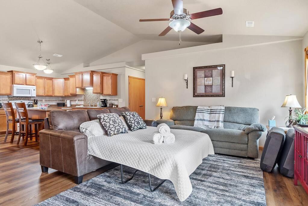래피드시티 Convenient Townhouse - Near Airport 빌라 외부 사진