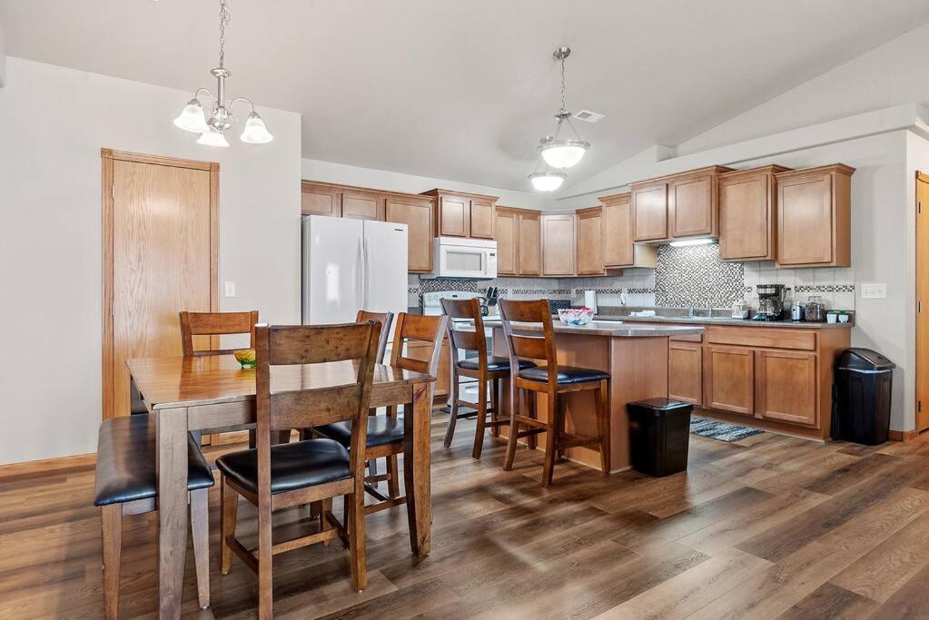 래피드시티 Convenient Townhouse - Near Airport 빌라 외부 사진